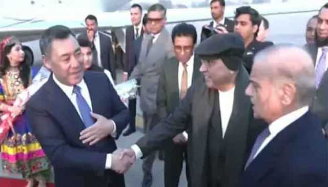 کرغزستان کے صدر 2 روزہ دورے پر اسلام آباد پہنچ گئے، صدر، وزیراعظم نے استقبال کیا
