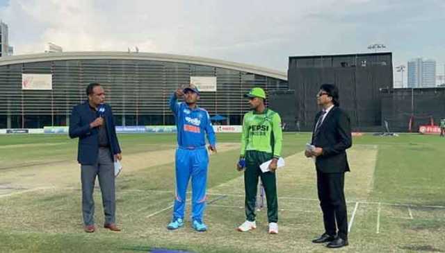 انڈر 19 ایشیا کپ: پاکستان کے خلاف بھارت کی بیٹنگ جاری