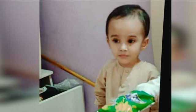 کراچی: گٹر میں گرا 3 سالہ بچہ 12 گھنٹے بعد بھی نہ مل سکا، شہری مشتعل، سڑک بلاک