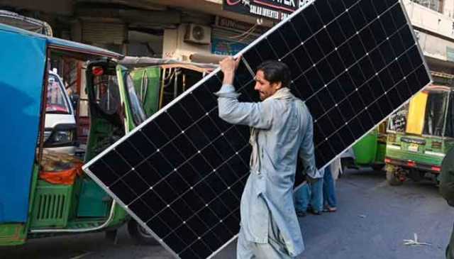 کیا درجہ حرارت میں کمی سولر پینلز کی قیمتیں نیچے لے آئی؟