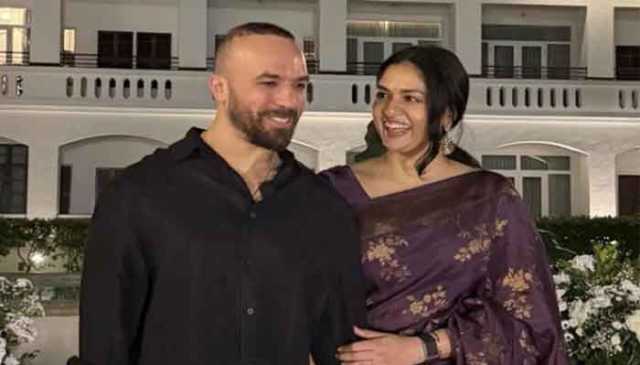 بھارتی اداکارہ سنینا، اماراتی سوشل میڈیا انفلوئنسرکی قربتیں؛ تصاویر وائرل