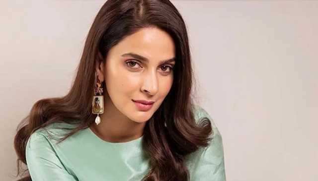 صبا قمر کا بغیر میک اپ سین مہنگا پڑ گیا—سوشل میڈیا پر شدید تنقید کا سامنا