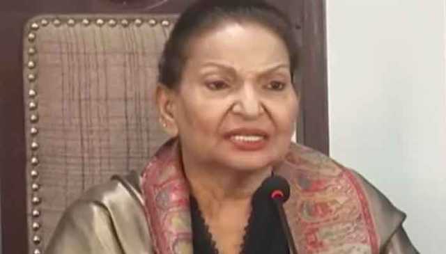 نامعلوم افراد نے شوٹنگ رکوادی، صائمہ کو 2 گھنٹے تک یرغمال بنائے رکھا، ہدایتکارہ سنگیتا