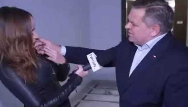 پولینڈ میں خاتون صحافی سے بدسلوکی، سینیٹر کی مائیک ہٹانے کی کوشش پر ہنگامہ