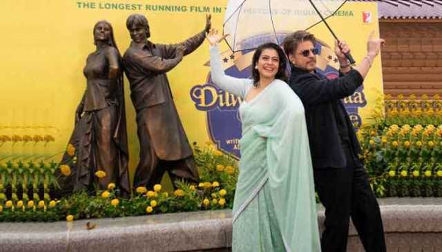 لندن میں ’دل والے دلہنیا لے جائیں گے‘ کے مشہور کرداروں کے مجسمے کی رونمائی