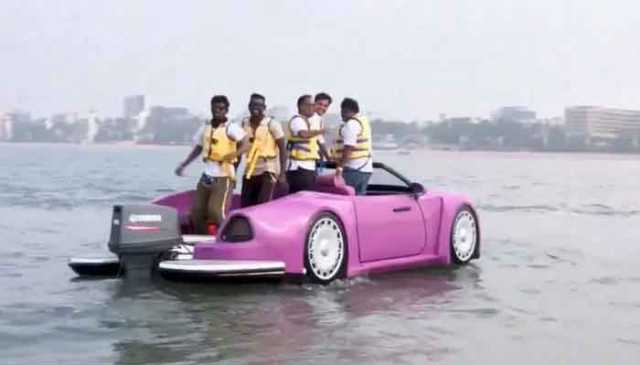 ممبئی، جوہو بیچ پر’رولز رائس کار بوٹ‘ نے سب کی توجہ کھینچ لی
