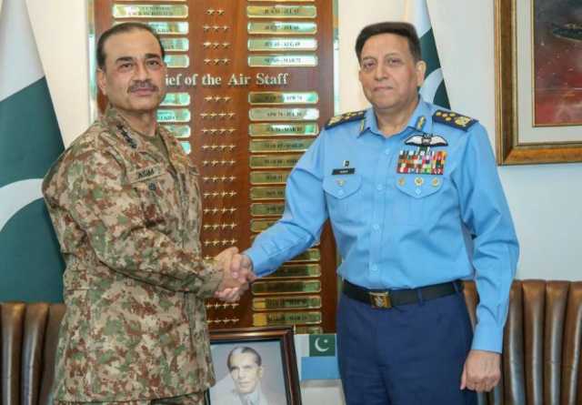 چیف آف آرمی سٹاف جنرل سید عاصم منیر کی ائیر ہیڈکوارٹر زآمد,  ائیر چیف نے گرمجوشی سے استقبال کیا 