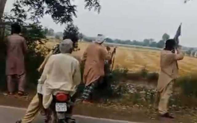 جب بھارتی ڈرون لاہور آیا تو پاکستانی سویلین شیروں نے کیسے استقبال کیا ؟ ویڈیو دیکھ کر آپ کی بھی روح راضی ہو جائے گی