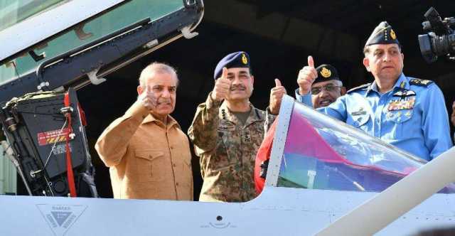 ہمارے جوانوں نے دنیا کی سوچ بدل کر رکھ دی، دشمن نےمیلی آنکھ سے دیکھا تو پاؤں تلے روند دیں گے: وزیر اعظم کا کامرہ ایئر بیس کے دورے پر خطاب