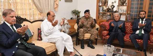 وزیر اعظم، آرمی چیف کے ہمراہ سکواڈرن لیڈر عثمان یوسف شہید کے گھر پہنچ گئے، شہید کے اہلِخانہ سے ملاقات ، درجات کی بلندی کیلیے دعا