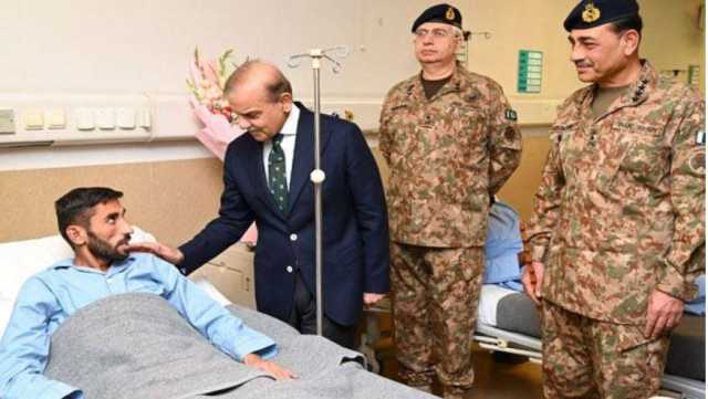 وزیراعظم کا آرمی چیف کے ہمراہ سی ایم ایچ راولپنڈی کا دورہ،زخمی جوانوں اور شہریوں کی خیریت دریافت کی