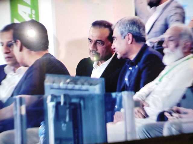 پی ایس ایل میں سپہ سالار کی اینٹری، آرمی چیف کو اپنے بیچ دیکھ کر شائقین کا جوش بڑھ گیا، پاک افواج زندہ باد کے نعرے