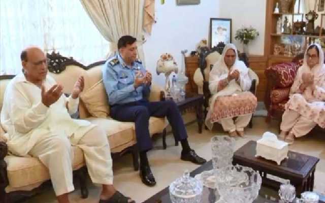 سربراہ پاک فضائیہ کا سکواڈرن لیڈر عثمان یوسف شہید کے اہلخانہ سے اظہار تعزیت