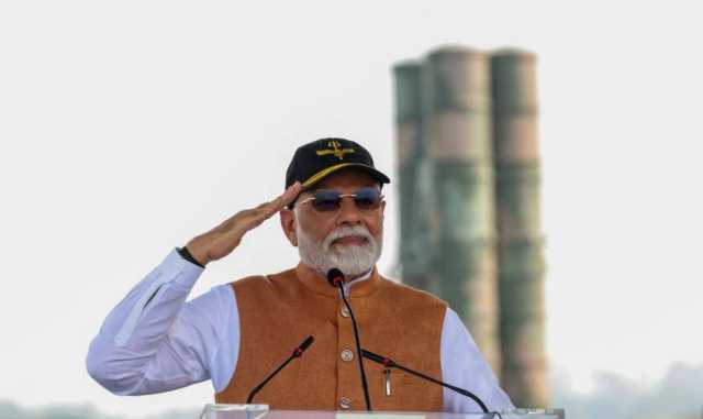 مودی کا آدم پور ایئر بیس کا دورہ ، S-400 میزائل لانچر کے سامنے فوٹو سیشن