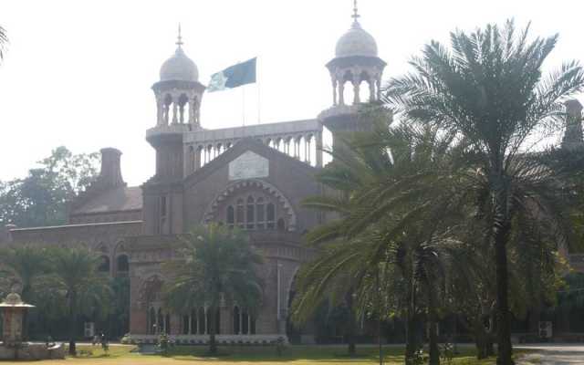 نواز شریف کی تصاویر والے اشتہارات پر حکومت سے جواب طلب