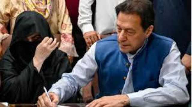 190ملین پاﺅنڈ کیس: پی ٹی آئی رہنما عمران اور بشریٰ بی بی کی سزا معطلی کا کیس مقرر کرانے کیلئے متحرک