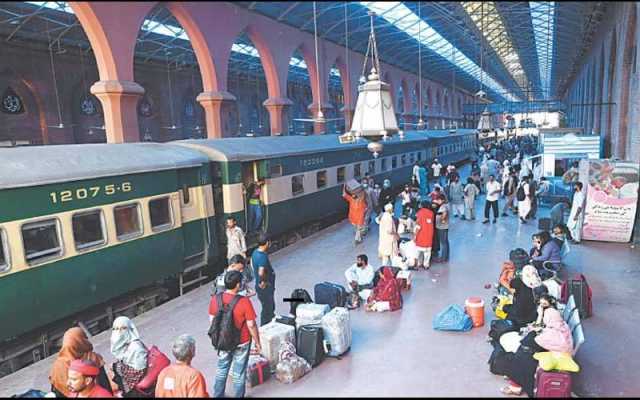 پاکستان ریلویز نے 11 مہینوں میں کتنے پیسے کمائے؟ جان کر آپ کو بھی یقین نہیں آئے گا