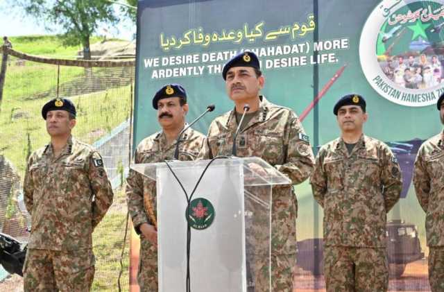 فیلڈ مارشل عاصم منیر کا لائن آف کنٹرول پر اگلے مورچوں کا دورہ، سپاہیوں کے ہمراہ نمازِ عید ادا کی