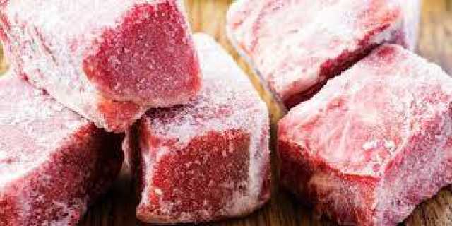 برف میں جما گوشت گھنٹوں کے بجائے منٹوں میں کیسے پگھلائیں؟ طریقہ جانیں