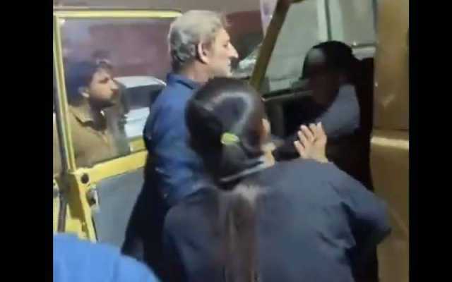 معروف میڈیا ہاوس کے مالک ’ سلمان فاروقی ‘ کا گاڑی سے ٹکر مارنے پر نوجوان پر تشدد ، شرمناک ویڈیووائرل 