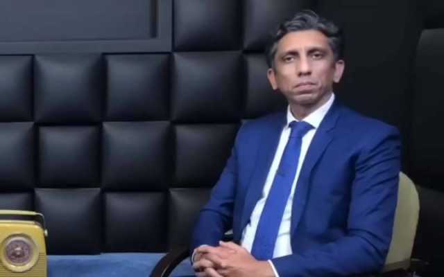 صحافی اعزاز سید صدر آصف علی زرداری کو عہدے سے ہٹائے جانے کی خبر پر ڈٹ گئے
