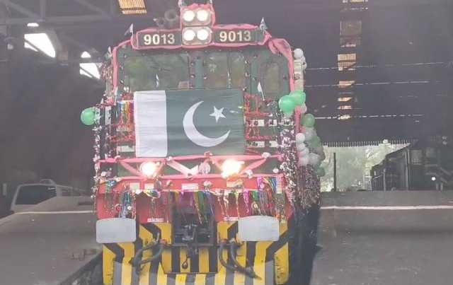 وزیراعظم شہباز شریف نے لاہور سے کراچی بزنس ٹرین کا افتتاح کر دیا