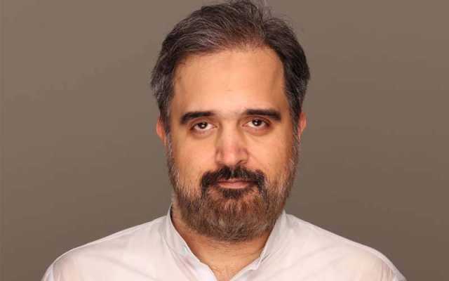 پی ٹی آئی رکن اسمبلی شیر علی ارباب کو خواجہ آصف کے ہمراہ مسلح افواج کے سربراہ کے گزرنے تک سڑک پر رک کر انتظار کرنا پڑ گیا  