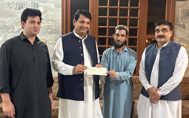 سوات کے سیلاب میں جانیں بچانے والے نوجوانوں کے لیے وزیراعظم کا 10،10 لاکھ روپے انعام