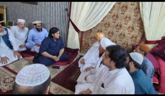 جمعیت علماء اسلام ف کے سربراہ مولانا فضل الرحمان نے ہندو لڑکےکو کلمہ توحید پڑھا کر مسلمان کردیا