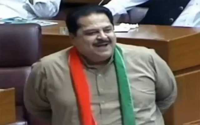 ’’ٹرمپ آپ کا ابا ہوگا‘‘پی ٹی آئی رکن قومی اسمبلی ثنا اللہ مستی خیل ڈاکٹر فضہ خان کا پروگرام چھوڑ کر چلے گئے