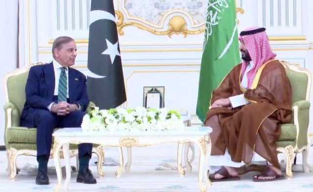 وزیرِ اعظم شہباز شریف کی سعودی ولی عہد شہزادہ محمد بن سلمان سے ملاقات ، مشرقِ وسطیٰ کی صورتحال سمیت اہم امور پر گفتگو