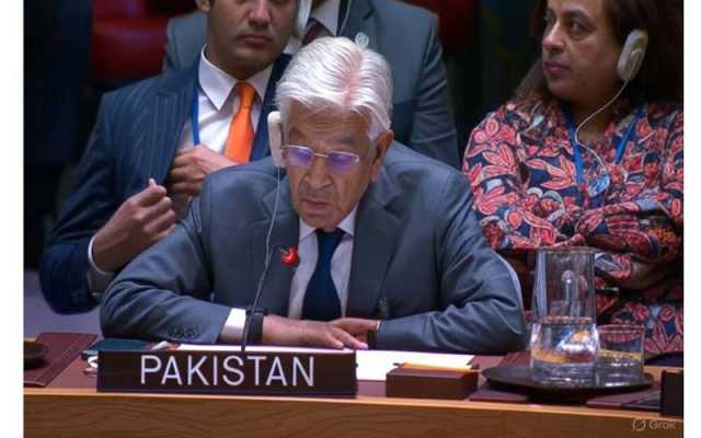 اقوام متحدہ کے اجلاس میں خواجہ آصف کے پیچھے بیٹھی خاتون کے بارے میں دفتر خارجہ کا باضابطہ جواب آ گیا