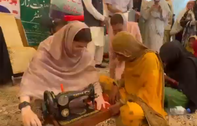 مریم نواز کی سلائی مشین چلانے کی ویڈیو پر عظمیٰ بخاری کا ردعمل آگیا