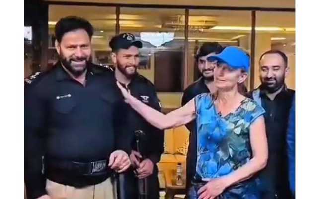مانسہرہ پولیس نے ناران میں ہائیکنگ کے دوران راستہ بھٹکنے والی جرمن سیاح خاتون کو بحفاظت ڈھونڈ لیا 