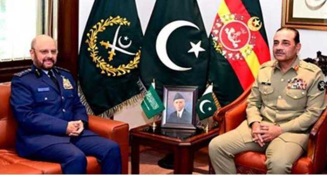 سعودی مسلح افواج کے چیف آف جنرل سٹاف جنرل فیاض بن حمید الرویلی کا جی ایچ کیو کا دورہ ، فیلڈ مارشل عاصم منیر سے ملاقات