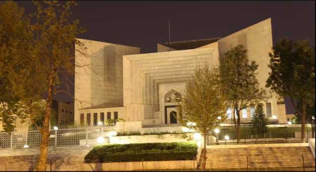 بل بورڈز نہایت خطرناک ہوتے ہیں، پیسوں کےلیے جان کو خطرے میں نہیں ڈالا جاسکتا، جج سپریم کورٹ