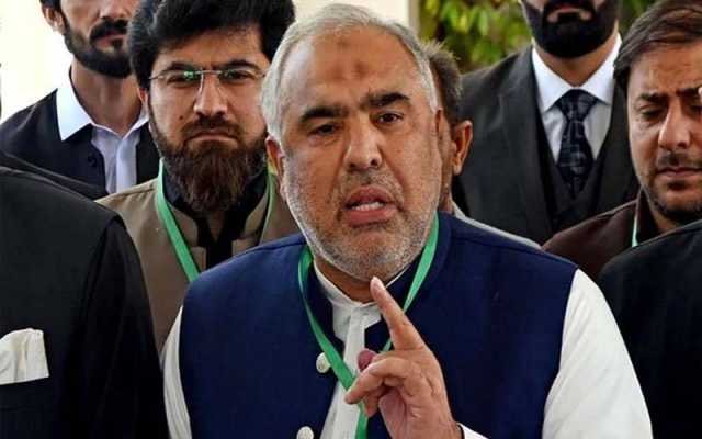 دیوار سے نہ لگایا جائے، ہمیں جینے نہیں دیں گے تو آپ کو بھی جینے نہیں دیں گے، اسد قیصر کا صوابی جلسے میں کارکنوں سے خطاب