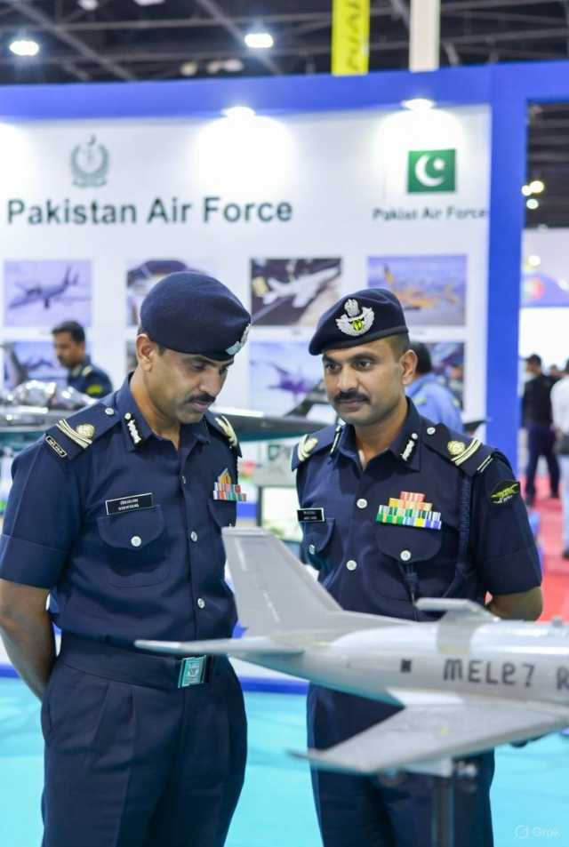 دبئی ائیرشومیں بھارتی فضائیہ کے اہلکاروں کے پاکستانی پویلین کےدورے کے دوران پاکستانی پائلٹس کی جانب سے چائےکی پیشکش