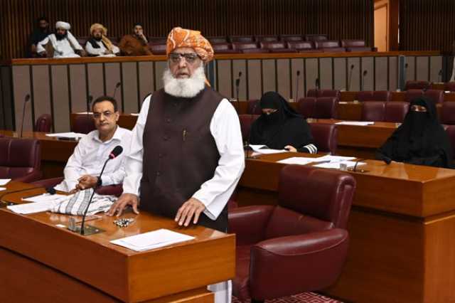 مولانا فضل الرحمان کا حکومت کی غیر سنجیدگی پر اپنے ساتھیوں سمیت ایوان سے واک آوٹ