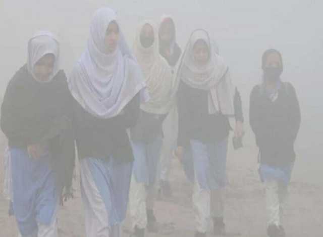 لاہور میں فضائی آلودگی برقرار، شہر میں اسموگ کے باعث اسکولوں کے اوقات کار تبدیل