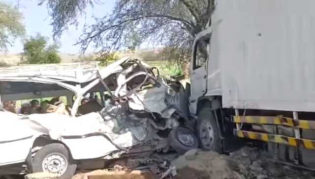 کنٹینر مسافر کوچ پر گر گیا، 10 افراد جاں بحق، ہلاکتوں میں اضافے کا خدشہ