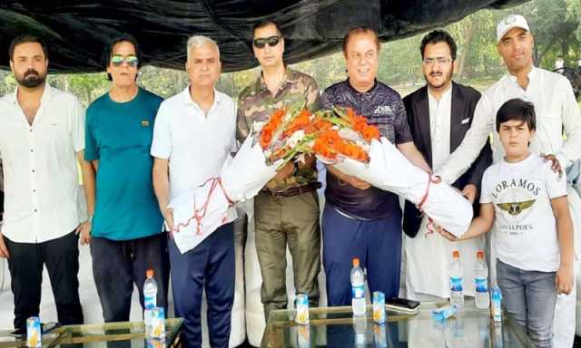 روڈن انکلیو کے ڈائریکٹر سیلز اینڈ مارکیٹنگ محمد راشد نے محمد اشتیاق کیانی برانڈ ایمبیسڈر روڈن انکلیو کو لاہور کے ایس ایل میں بھیج دیا