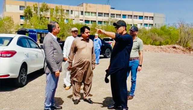 چیئرمین سی ڈی اے محمد علی رندھاوا کا پاک سیکرٹریٹ کے ملازمین کیلئے مختص کئے گئے نئے پارکنگ ایریا کا اچانک دورہ