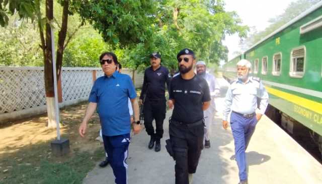 وزیر ریلوے حنیف عباسی کا مارگلہ اسٹیشن کا اچانک دورہ، صفائی اور ٹرین کی بوگیوں کا تفصیلی جائزہ لیا