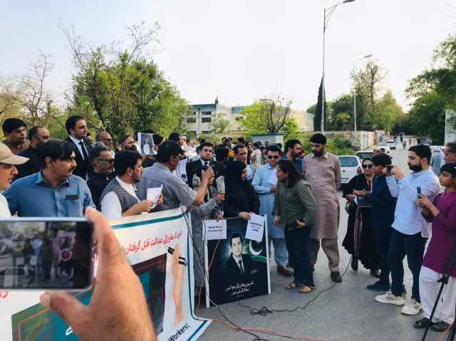 عالمی یومِ صحافت پر آر آئی یو جے ورکرز کا نیشنل پریس کلب اسلام آباد کے سامنے مظاہرہ