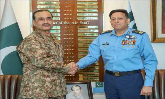 آرمی چیف کی ایئر ہیڈ کوارٹر آمد، بھارتی طیارے گرانے پر فضائیہ کو خراج تحسین پیش کیا