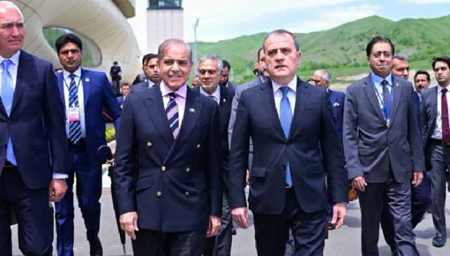 دوست ممالک کے دورے: وزیراعظم ایران کے بعد آذربائیجان پہنچ گئے