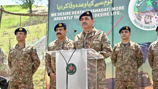 کسی بھی جارحیت کو شکست دینے کیلئے مکمل تیار ہیں، فیلڈ مارشل کا ایل او سی پر جوانوں سے خطاب