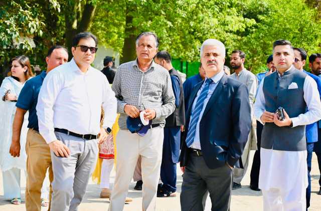 چیئرمین سی ڈی اے کا سیکرٹری داخلہ کے ہمراہ نرسری کا دورہ، اپ گریڈیشن، بحالی اور ‘گارڈینیا حب’ میں تبدیل کرنے کے حوالے سے بریفنگ