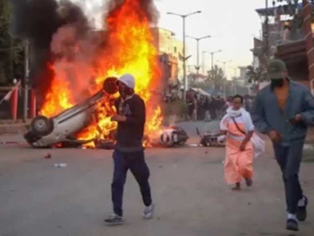 بھارتی ریاست منی پور میں کرفیو؛ انٹرنیٹ معطل، مظاہرین اور فورسز میں جھڑپیں جاری